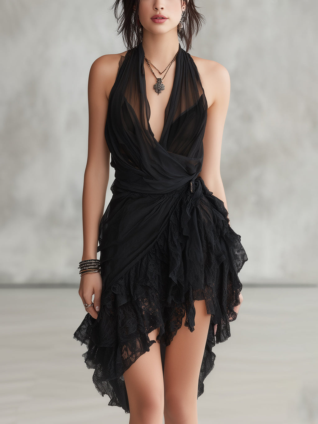 Danae & Melina - Vestido Mini de Encaje Negro con Escote Halter y Volantes