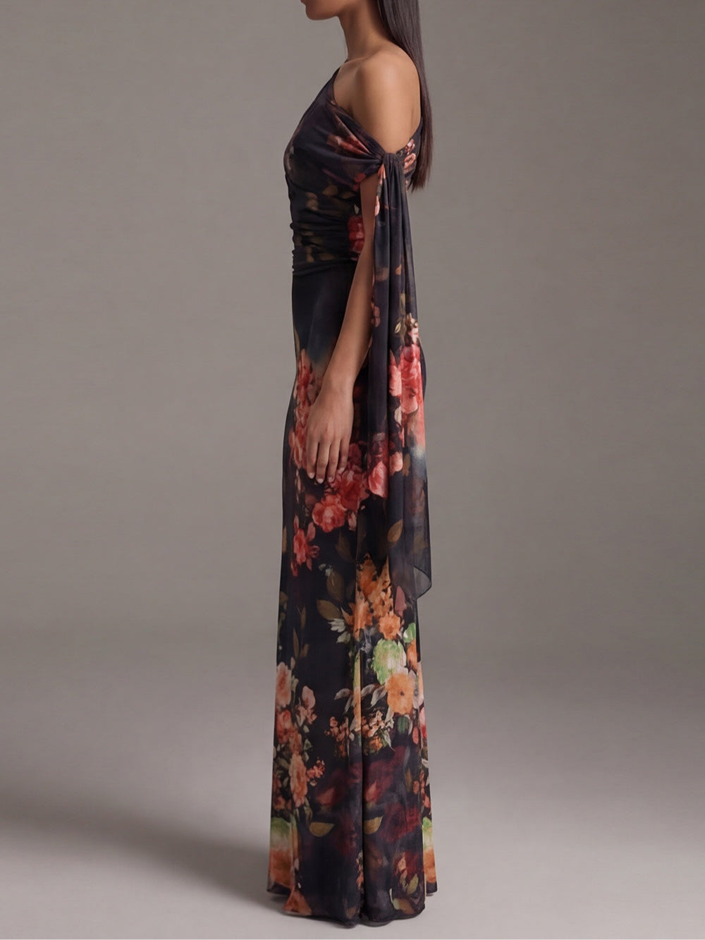 Danae & Melina - Vestido Maxi Plisado en Chifón Estampado Negro de Un Hombro