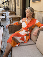 Leya | Vestido midi cruzado de rayas, con cuello camisero y mangas largas