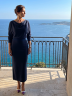 Romy | Μίντι φόρεμα με ντραπέ λαιμόκοψη και εφαρμοστή φούστα