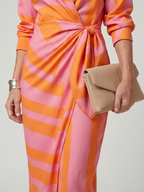 Leya | Vestido midi cruzado de rayas, con cuello camisero y mangas largas