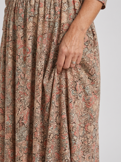 Andrea | Vestido midi de aire vintage con abertura frontal y mangas tres cuartos