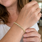Clásico brazalete de tenis anudado