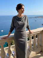 Romy | Μίντι φόρεμα με ντραπέ λαιμόκοψη και εφαρμοστή φούστα