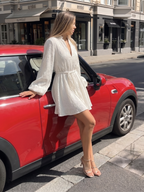 Azula | Vestido mini de manga larga con escote en V y falda evasé
