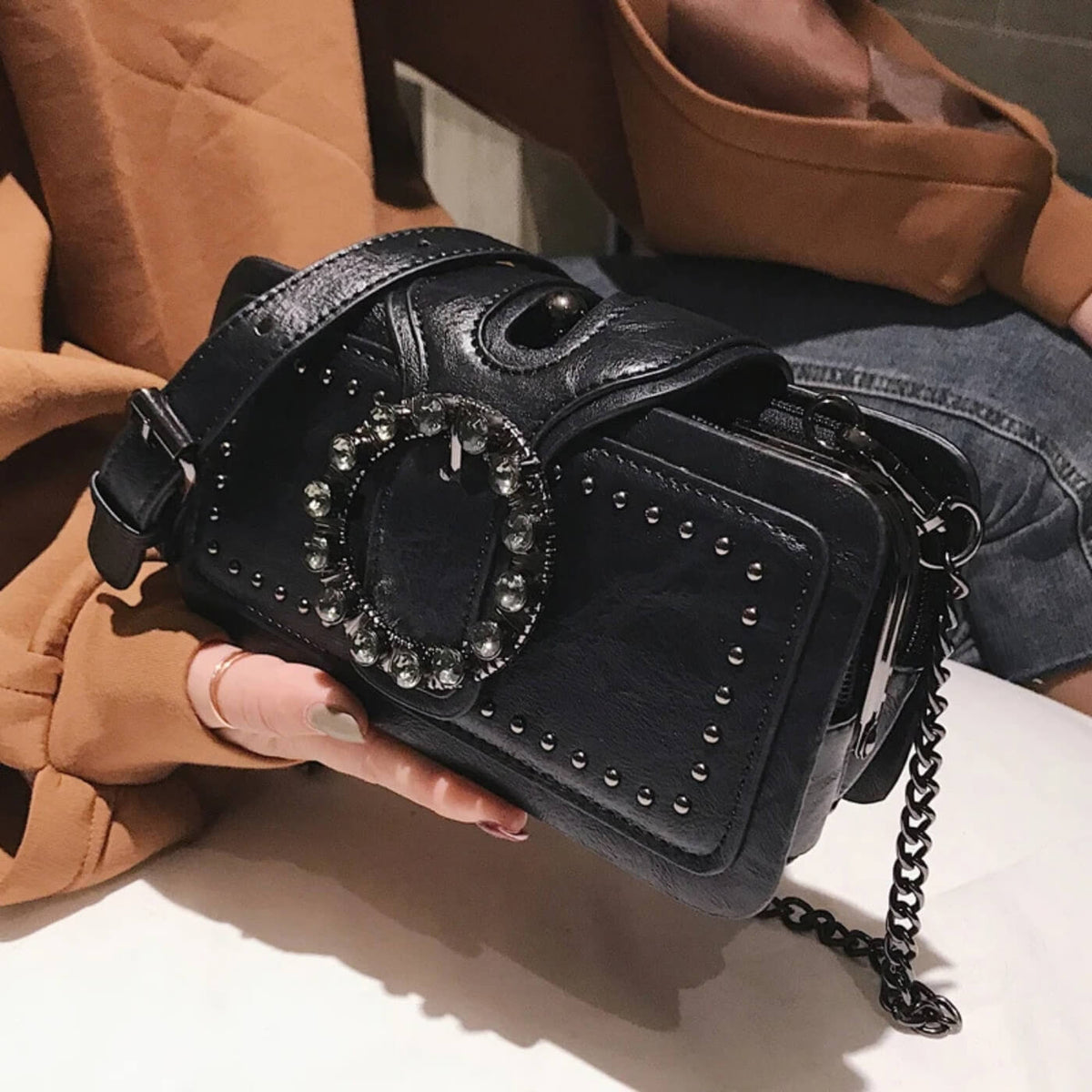 Clutch Margherita με αγκράφα και διακοσμητικά καρφιά