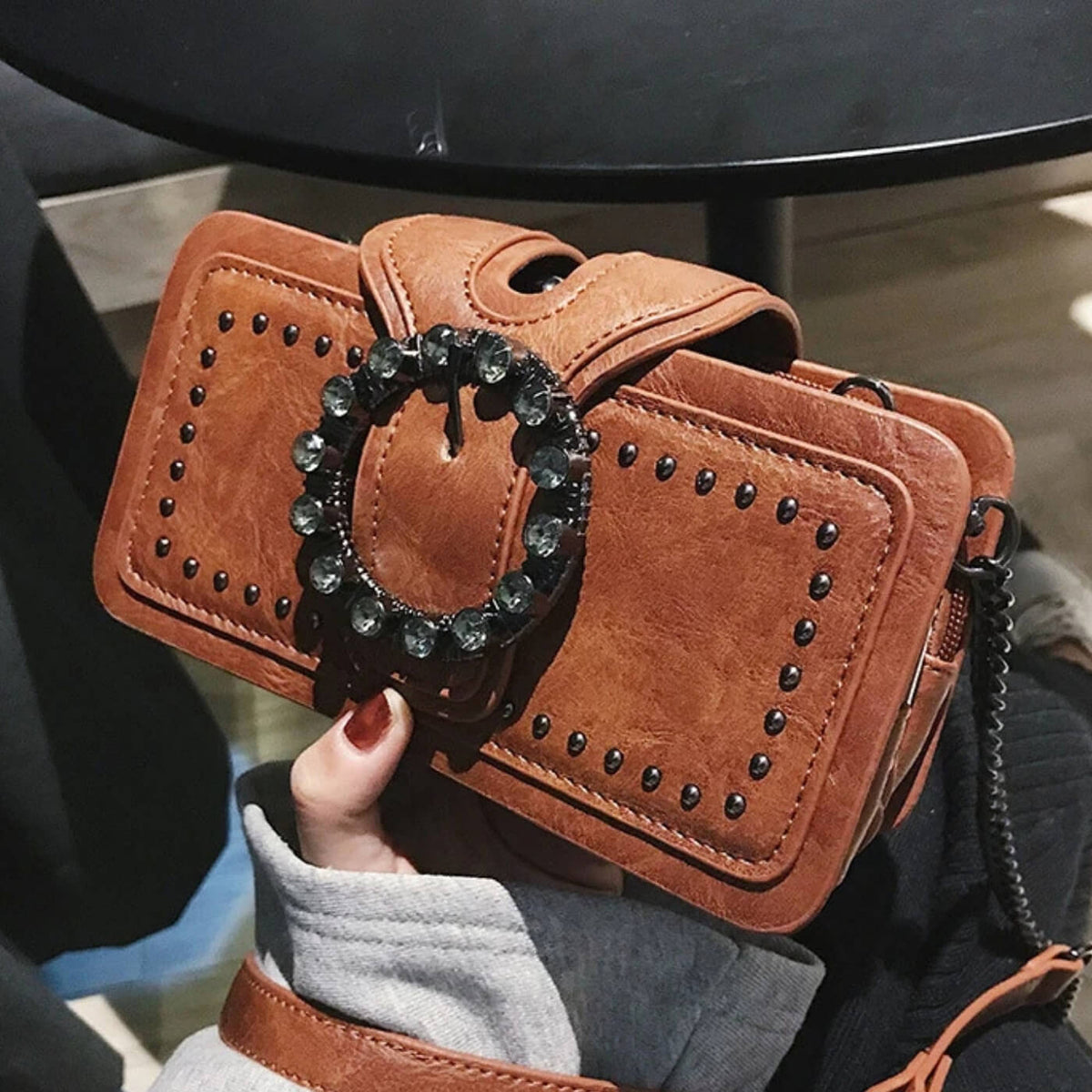Clutch Margherita με αγκράφα και διακοσμητικά καρφιά