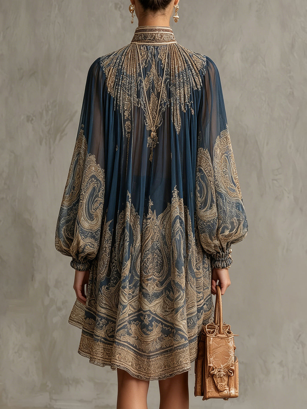 Danae & Melina - Vestido Mini en Chifón Irregular Cuello Alto con Estampado Barroco Azul Marino