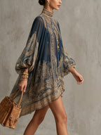 Danae & Melina - Vestido Mini en Chifón Irregular Cuello Alto con Estampado Barroco Azul Marino
