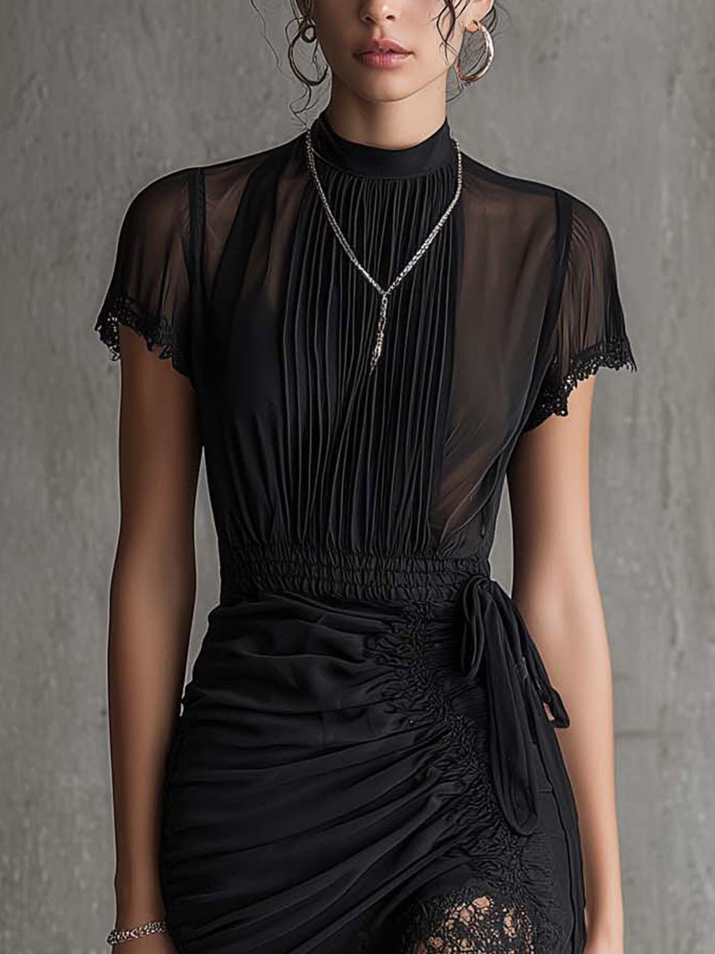 Danae & Melina - Vestido Mini en Chifón Negro con Cintura Plisada y Ribete de Encaje