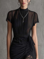 Danae & Melina - Vestido Mini en Chifón Negro con Cintura Plisada y Ribete de Encaje