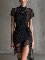 Danae & Melina - Vestido Mini en Chifón Negro con Cintura Plisada y Ribete de Encaje