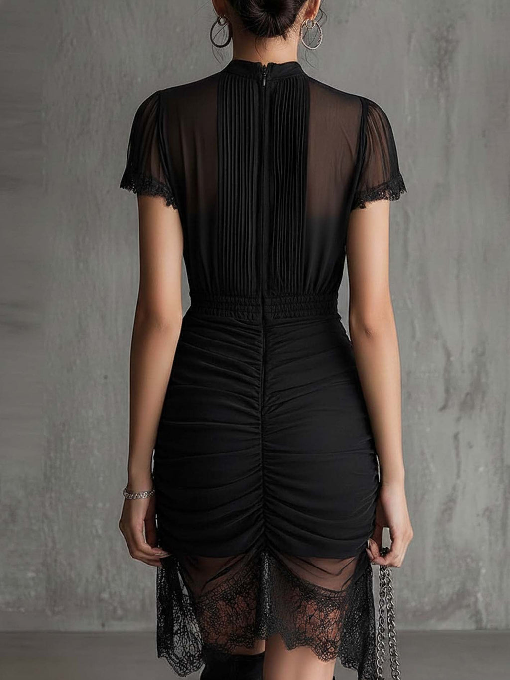Danae & Melina - Vestido Mini en Chifón Negro con Cintura Plisada y Ribete de Encaje