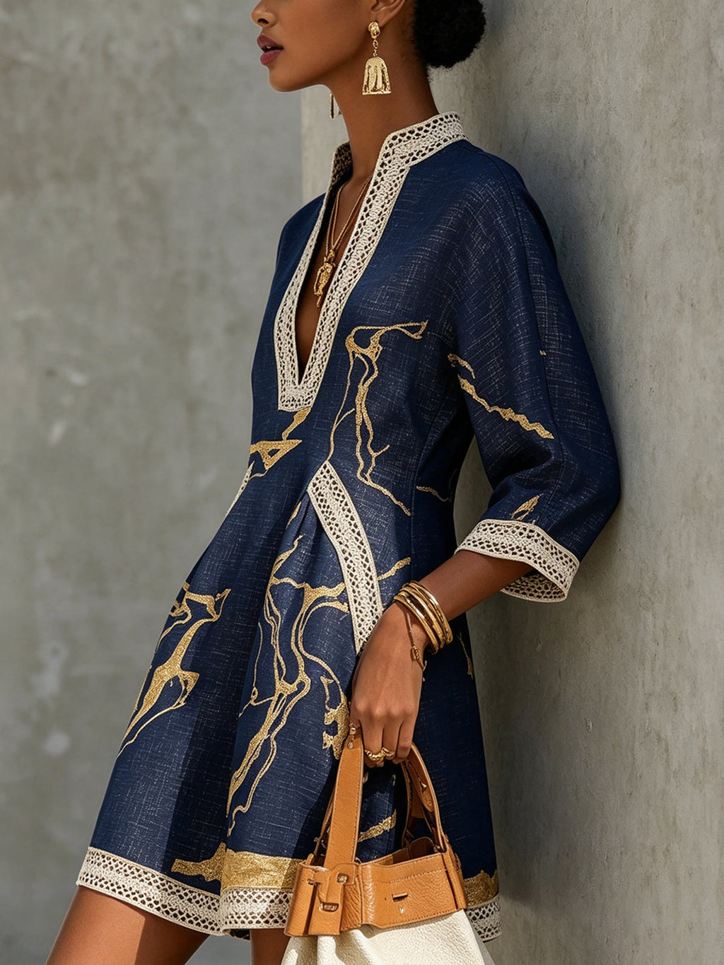Κοζέτ | Robe Mini en Dentelle Crochetée Bleu Marine à Motifs Dorés et Décolleté en V