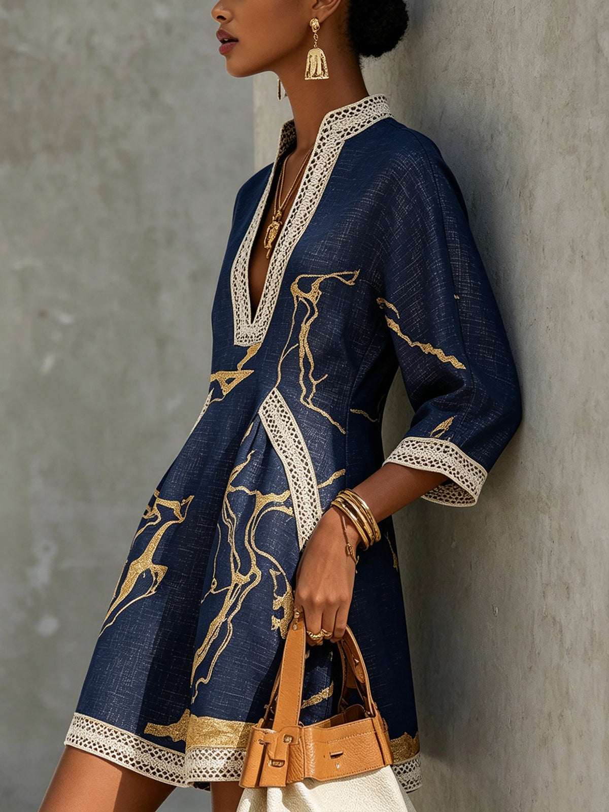 Κοζέτ | Robe Mini en Dentelle Crochetée Bleu Marine à Motifs Dorés et Décolleté en V